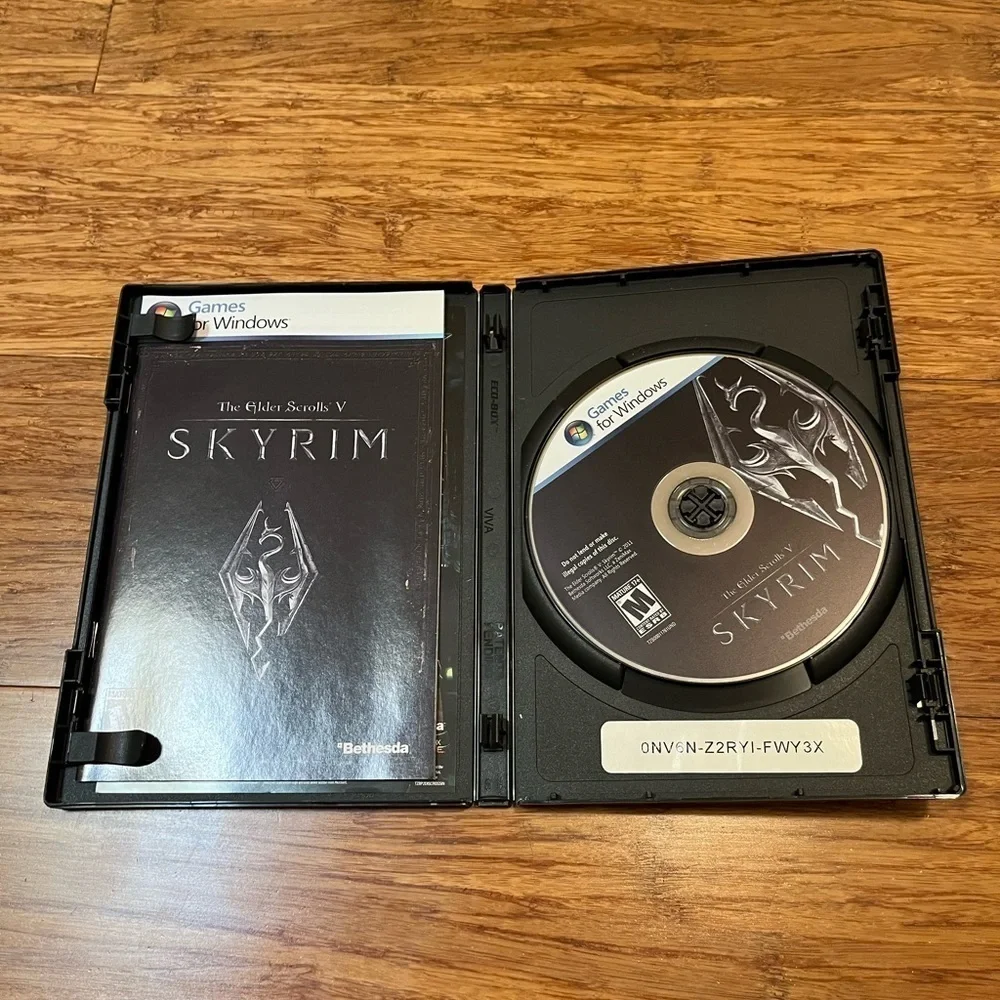 SKYRIM PC DVD game for windows w/ original MAP, case, and instruction booklet